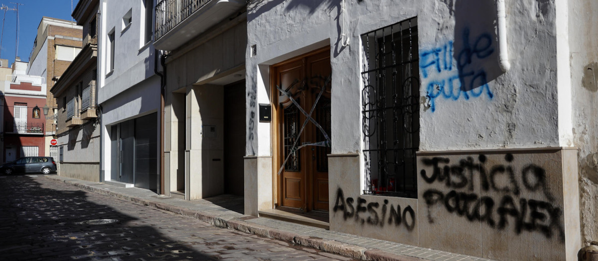 Imagen de las pintadas en la casa donde se produjo el crimen de Sueca