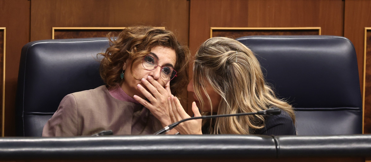 La vicepresidenta primera y ministra de Hacienda, María Jesús Montero, y la vicepresidenta segunda y ministra de Trabajo y Economía Social, Yolanda Díaz