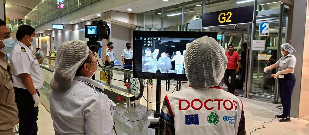 Una foto difundida por el Aeropuerto de Suvarnabhumi muestra a funcionarios de salud tailandeses con mascarillas protectoras monitoreando a los pasajeros de vuelos internacionales que llegan al Aeropuerto de Suvarnabhumi