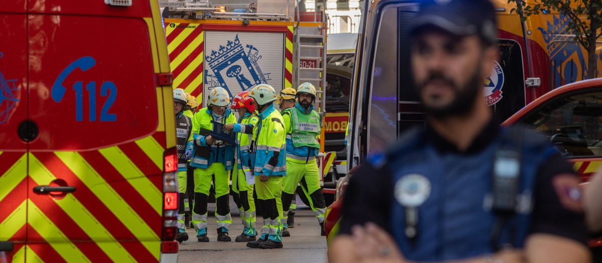 Sanitarios y trabajadores de emergencias actúan