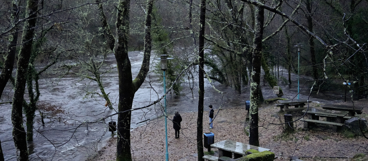 Desbordamiento del río Lérez a su paso por la zona recreativa de Lodeiro en la parroquia de Campo Lameiro, a 26 de enero de 2026, en Campo Lameiro, Pontevedra, Galicia (España).  El nuevo temporal activa la alerta roja por precipitaciones en buena parte de la provincia y lleva a suspender las clases en el interior. Adif ha suspendido la circulación entre Ourense y Vigo-Guixar.

Adrián Irago / Europa Press
26/1/2026