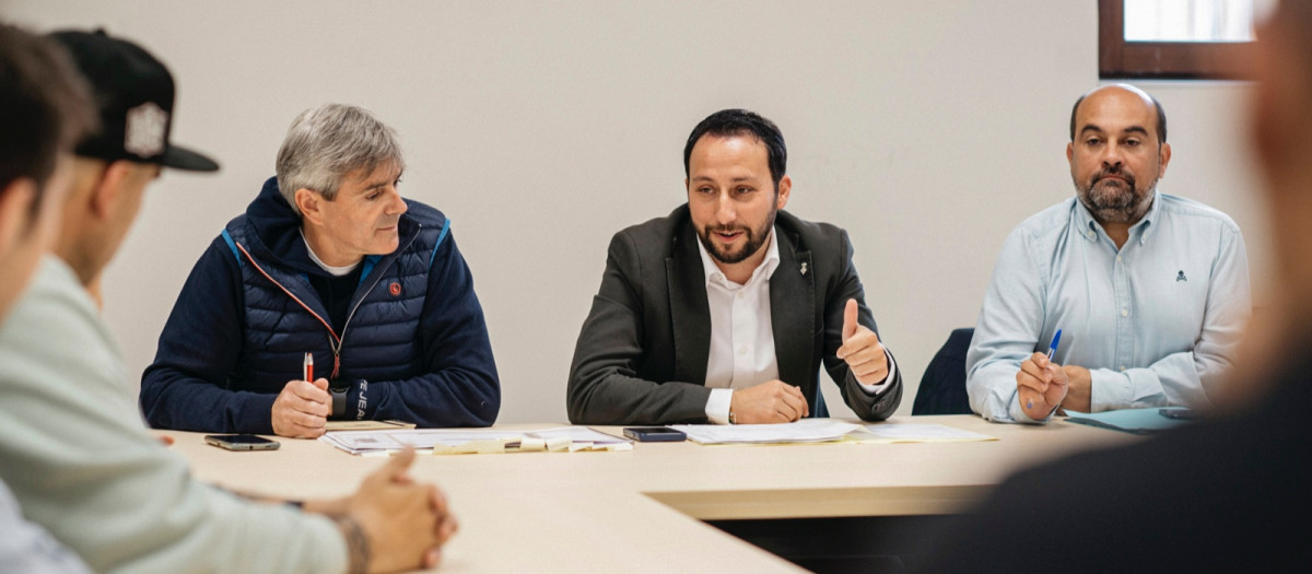 Imagen de la reunión del concejal de Urbanismo con los puestos del mercado central de Castellón de la Plana