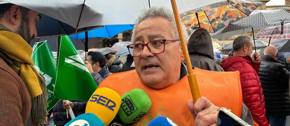 Jesús Plaza, agricultor y co-coordinador de Movimiento Sumar Castilla-La Mancha, durante la tractorada en Toledo