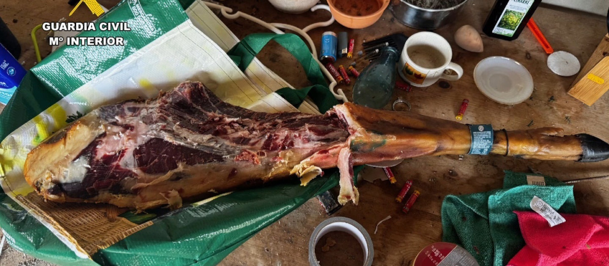 Roba jamón ibérico de 400 euros en un súper de Mallorca.

REMITIDA / HANDOUT por GUARDIA CIVIL
Fotografía remitida a medios de comunicación exclusivamente para ilustrar la noticia a la que hace referencia la imagen, y citando la procedencia de la imagen en la firma
29/1/2026