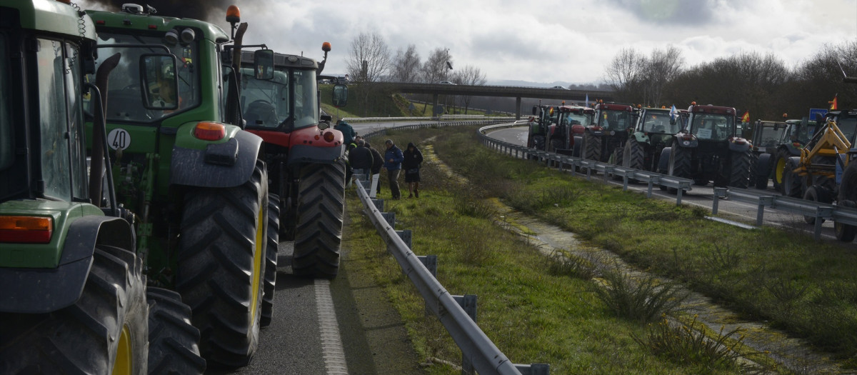 Los tractores cortan la A-52