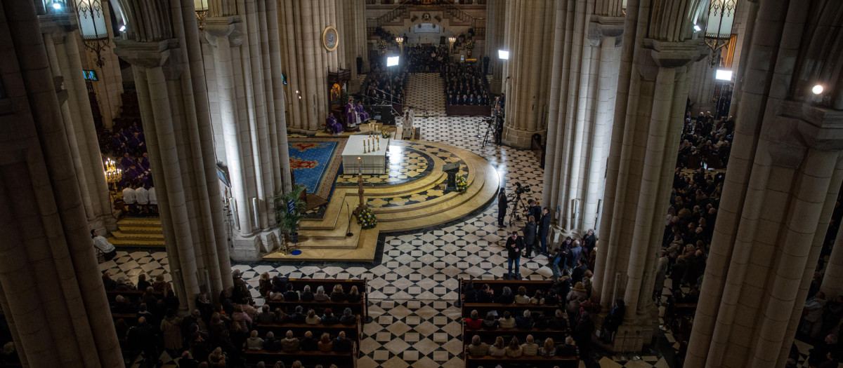 Vista general de la misa por las víctimas de Adamuz en la catedral de la Almudena