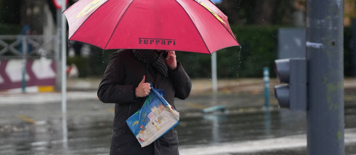 Peatones se protegen de la lluvia bajo sus paraguas