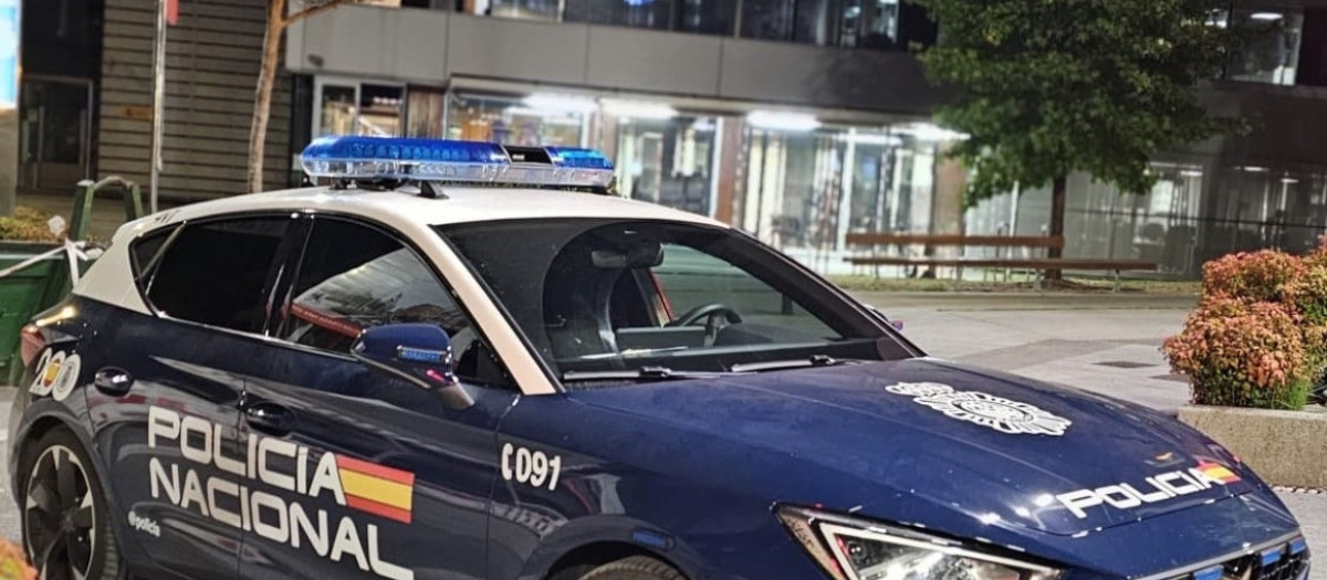 Vehículo de la Polícía Nacional, ante la Comisaría de Vigo

REMITIDA / HANDOUT por POLICÍA NACIONAL
Fotografía remitida a medios de comunicación exclusivamente para ilustrar la noticia a la que hace referencia la imagen, y citando la procedencia de la imagen en la firma
30/1/2026