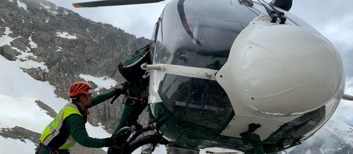 (Foto de ARCHIVO)
Un montañero muere tras sufrir una caída en un pico del Pirineo oscense.

REMITIDA / HANDOUT por GUARDIA CIVIL
Fotografía remitida a medios de comunicación exclusivamente para ilustrar la noticia a la que hace referencia la imagen, y citando la procedencia de la imagen en la firma
15/6/2019