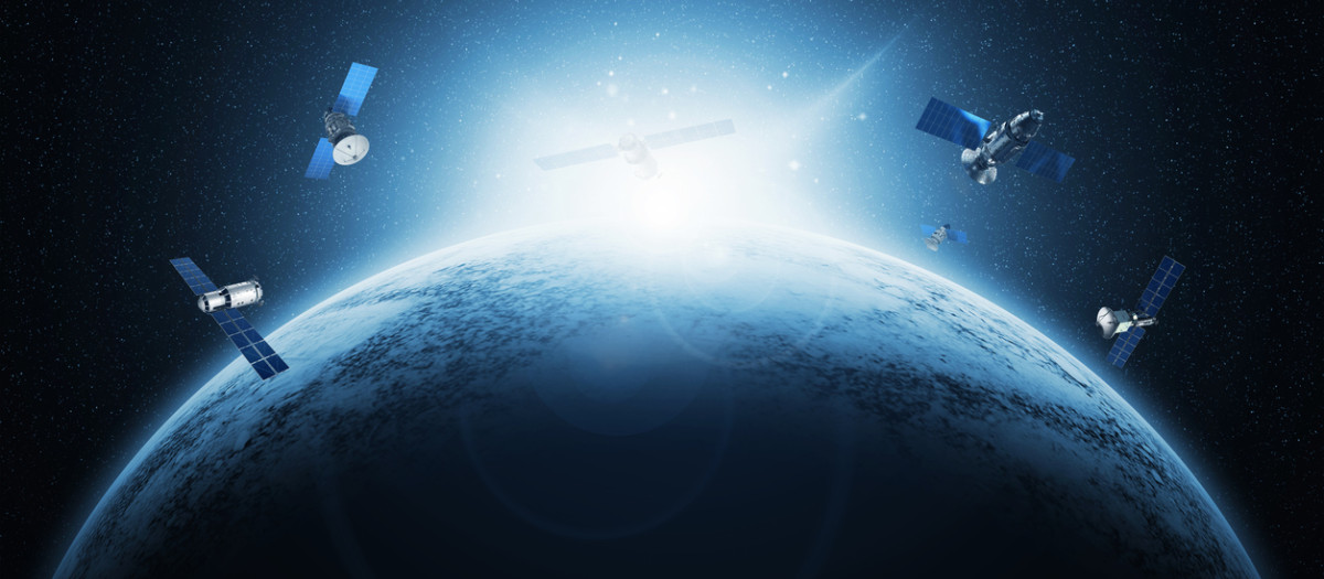 Satélites artificiales que orbitan alrededor de la Tierra