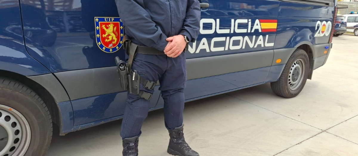 03/01/2026 Un coche y un agente de la Policía Nacional.
SOCIEDAD ESPAÑA EUROPA CASTILLA Y LEÓN
POLICÍA NACIONAL.