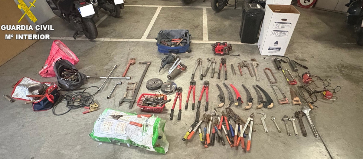 Objetos intervenidos por la Guardia Civil tras detener a miembros de una misma familia en Tarancón especializados en robos en explotaciones agrícolas.

REMITIDA / HANDOUT por GUARDIA CIVIL
Fotografía remitida a medios de comunicación exclusivamente para ilustrar la noticia a la que hace referencia la imagen, y citando la procedencia de la imagen en la firma
30/1/2026