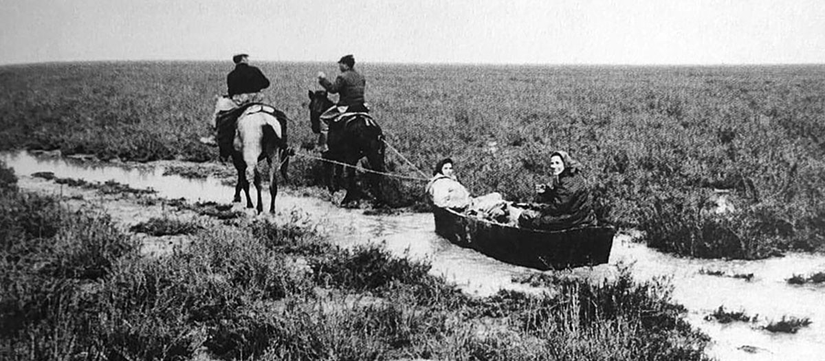 Recién salido del río camino de Las Nuevas, montadas en el “cajón” La Marquesa de Zornoza y Pupa Biaggi