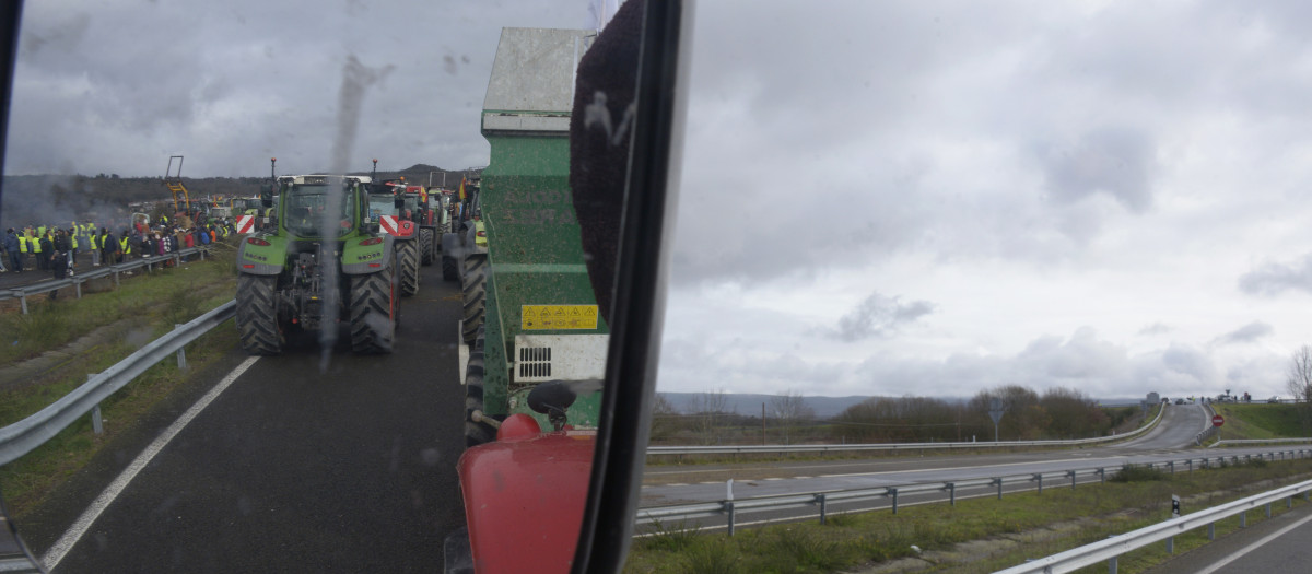 Segundo día de bloqueo en la A-52Ourense 07/01/26. foto Rosa Veiga