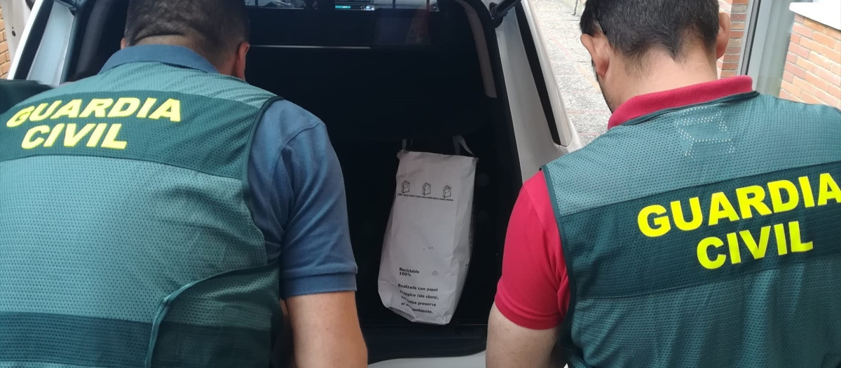 Agentes de la Guardia Civil

REMITIDA / HANDOUT por GUARDIA CIVIL
Fotografía remitida a medios de comunicación exclusivamente para ilustrar la noticia a la que hace referencia la imagen, y citando la procedencia de la imagen en la firma
30/1/2026