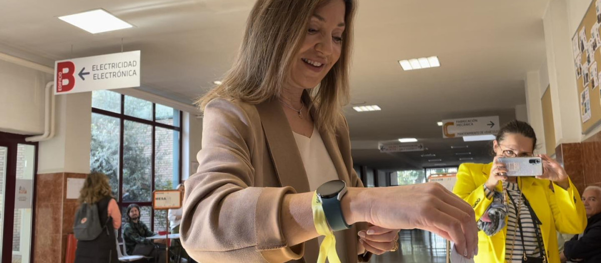 Carolina Blasco, líder de Decide Burgos, vota en las pasadas elecciones municipales