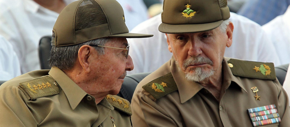 Ramiro Valdés junto a Raul Castro