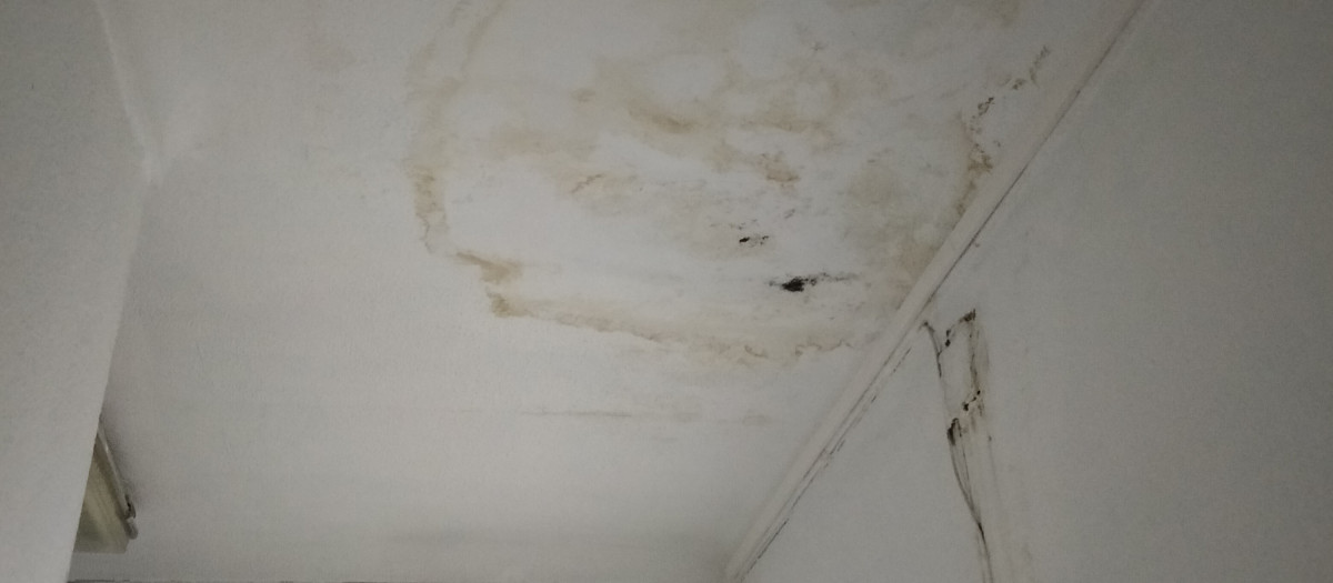 Goteras en el centro de salud de Iznájar