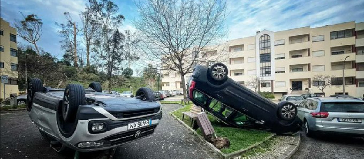 Imagen de los vehículos volcados como si fueron de juguete