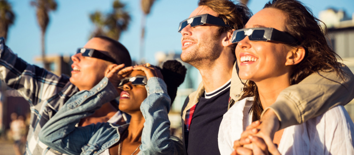 Un grupo de personas observando un eclipse