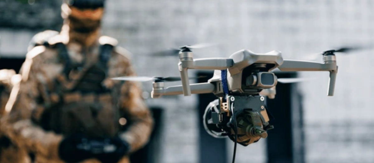 Un soldado opera un dron (Imagen referencial)