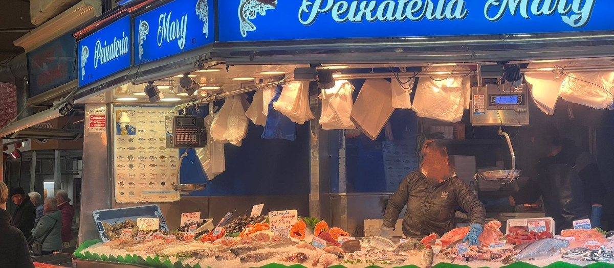 Los vendedores "okupas" en el puesto del mercado de Collblanc, en Hospitalet de Llobregat