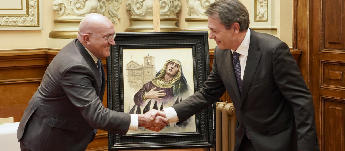 El alcalde de Valladolid saluda a Augusto Ferrer-Dalmau, este viernes, en Valladolid