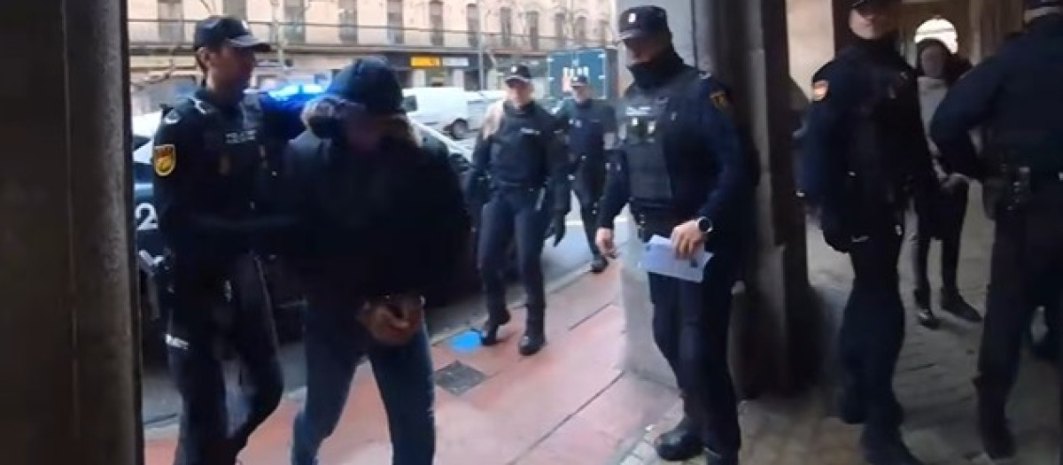 El hombre que mató a su pareja en Béjar, Salamanca, es conducido a los juzgados por la Policía Nacional