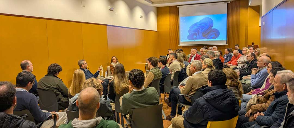 Numeroso público se congregó en el Club Alcorce para escuchar el testimonio de los padres de Pedro Ballester