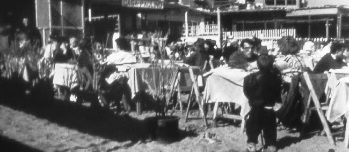 Barceloneses disfrutando de los chiringuitos, antes de su demolición en 1991
