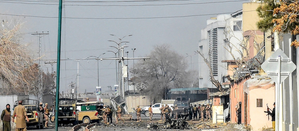 Personal de seguridad inspecciona el lugar de la explosión después de un ataque de separatistas baluchis en Quetta