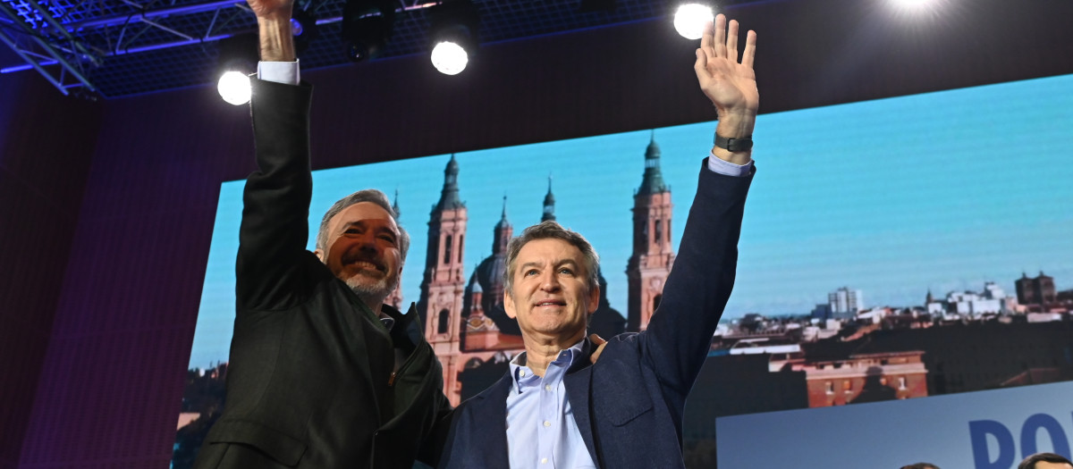 (Foto de ARCHIVO)
El presidente del Partido Popular, Alberto Núñez Feijóo (d), y el presidente del PP de Aragón, Jorge Azcón (i), durante la clausura del acto de presentación de la 'Declaración de Zaragoza', en el World Trade Center, a 18 de enero de 2026, en Zaragoza, Aragón (España). La Declaración trata de reforzar una imagen de bloque autonómico alineado con Feijóo frente al plan de financiación de Sánchez, algo que el PP utilizará para pedir “voto útil” en comunidades donde ya gobierna o aspira a gobernar en las próximas elecciones autonómicas.

Ramón Comet / Europa Press
18 ENERO 2026;PARTIDO POLÍTICO
18/1/2026