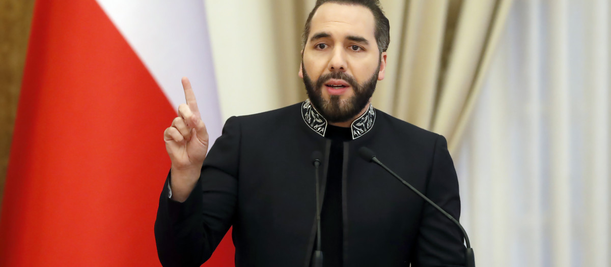 El presidente de El Salvador, Nayib Bukele, habla en una rueda de prensa
