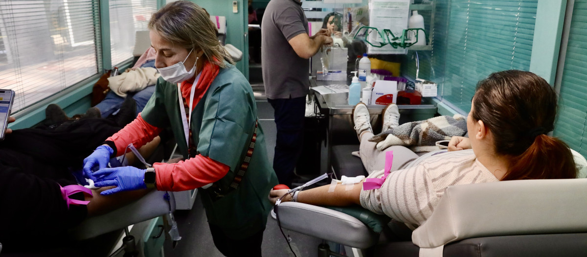 Malagueños donando sangre en previsión de las necesidades surgidas tras el grave accidente ferroviario de Adamuz, en la provincia de Córdoba. A 19 de enero de 2026, en Málaga (Andalucía, Córdoba). Los Centro de Transfusión, Tejidos y Células de Sevilla, Córdoba y Málaga ha experimentado en la jornada de hoy, 19 de enero, un aumento considerable de donaciones como respuesta ciudadana a las necesidades de reservas surgidas tras el accidente ferroviario de Adamuz (Córdoba).

Álex Zea / Europa Press
19/1/2026