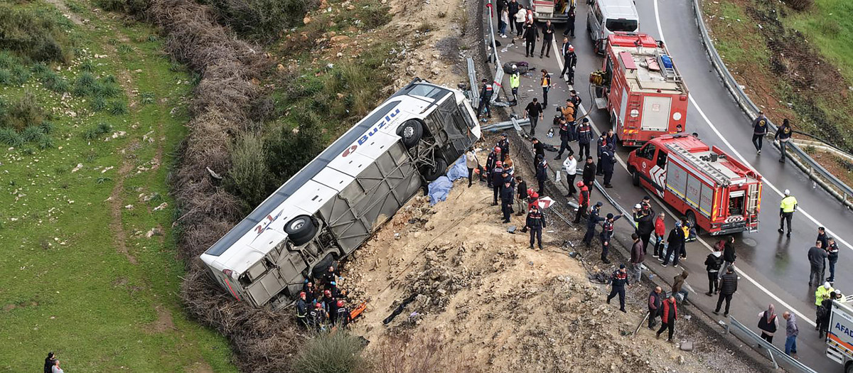 Vista aérea de un accidente de autobús donde trabajan los socorristas en Antalya.