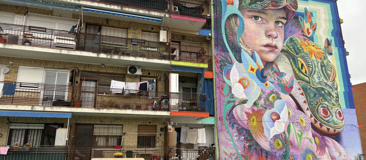 Vista del mural 'Niños Perdidos', del artista conocido como Murfin, en Fuenlabrada