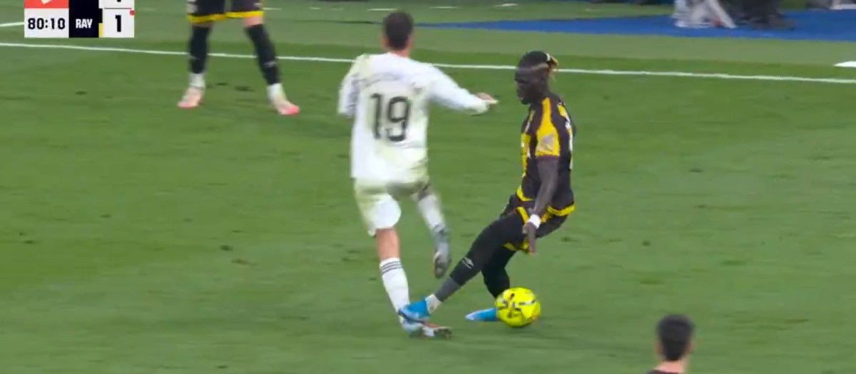 Imagen de la salvaje entrada de Pathé Ciss sobre Dani Ceballos