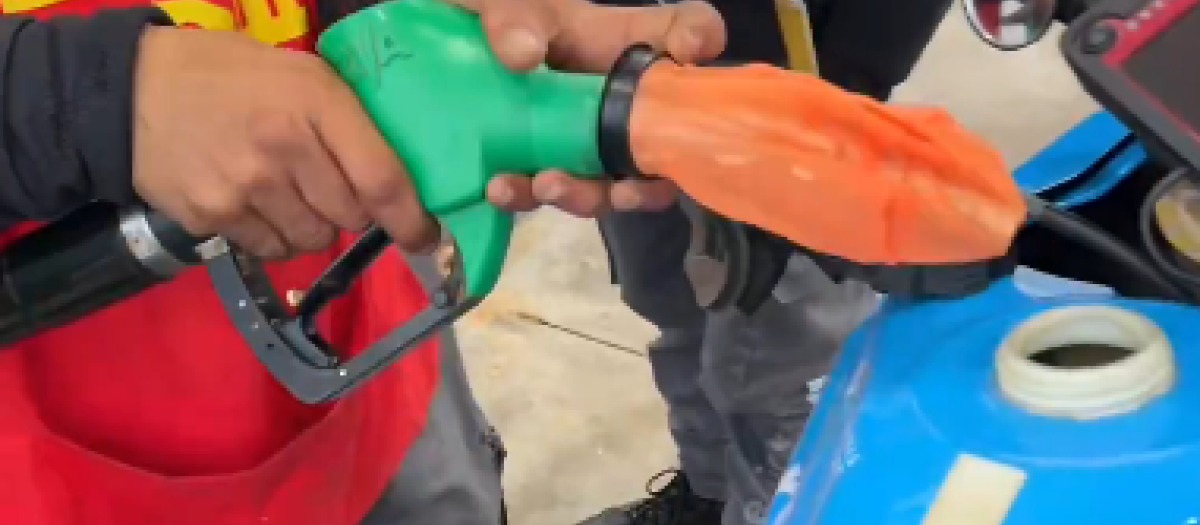 Imagen de la pistola de repostaje con la funda puesta