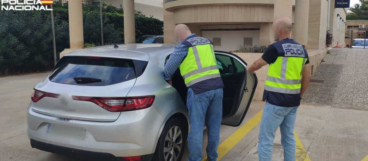 Dos agentes de la Policía Nacional en la Comisaría de Playa de Palma

REMITIDA / HANDOUT por POLICÍA NACIONAL
Fotografía remitida a medios de comunicación exclusivamente para ilustrar la noticia a la que hace referencia la imagen, y citando la procedencia de la imagen en la firma
01/2/2026