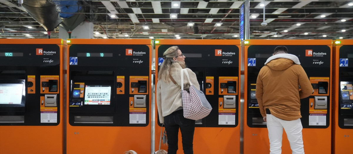 Usuarios de Rodalies, en la estación de Sants de Barcelona