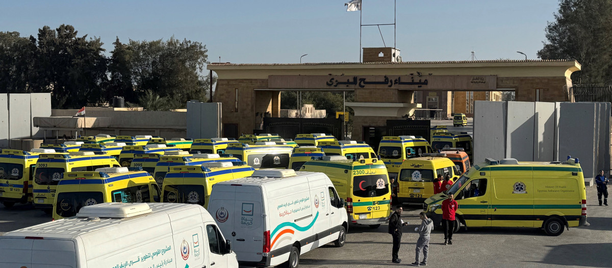 Ambulancias esperan en el lado egipcio del cruce fronterizo de Rafah con la Franja de Gaza, en el noreste de Egipto,