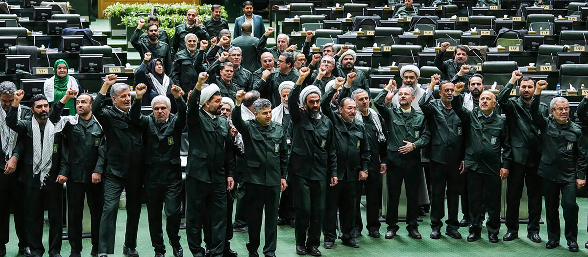 Miembros del parlamento de Irán vestidos con uniformes del CGRI, durante una sesión en Teherán