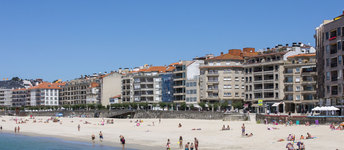 (Foto de ARCHIVO)
Varias personas disfrutan de la playa de Sanxenxo, a 4 de junio de 2021, en Sanxenxo, Pontevedra, Galicia, (España). El aumento de las temperaturas y la progresiva mejora de la situación epidemiológica ha colaborado en que los gallegos comiencen a ir a la playa antes del inicio del periodo estival, consuman en las terrazas de los establecimientos y mejore el ambiente en la región, siempre con medidas de seguridad para evitar nuevos contagios de coronavirus como el uso de mascarilla y la distancia interpersonal.

Beatriz Ciscar / Europa Press
04 JUNIO 2021;PLAYA;TERRAZAS;SOL;BUEN TIEMPO;MAR;BAÑO;PASEO
04/6/2021