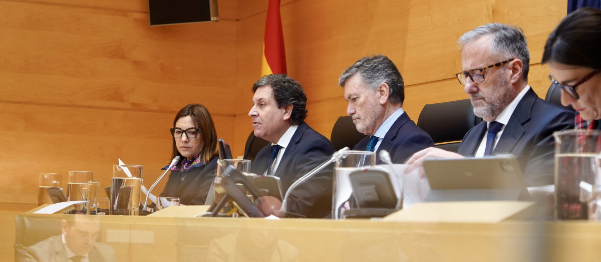 El consejero de Economía y Hacienda y portavoz, Carlos Fernández Carriedo, interviene en la Diputación Permanente de las Cortes para presentar el Decreto Ley de incremento de las retribuciones de los empleados públicos de la Comunidad.