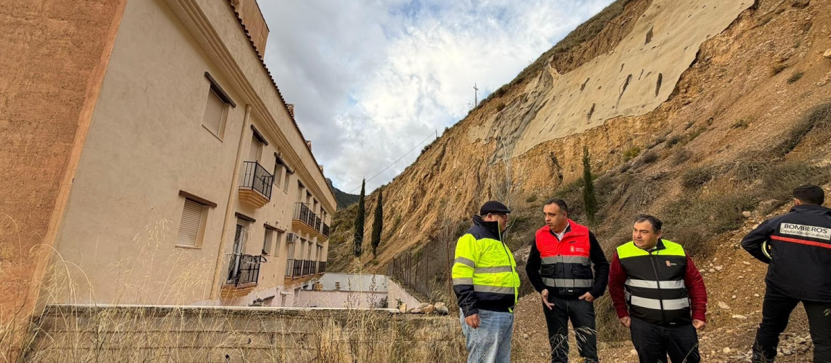 Visita a Güéjar Sierra para ver los efectos del temporal en una ladera del municipio

REMITIDA / HANDOUT por DIPUTACIÓN DE GRANADA
Fotografía remitida a medios de comunicación exclusivamente para ilustrar la noticia a la que hace referencia la imagen, y citando la procedencia de la imagen en la firma
02/2/2026
