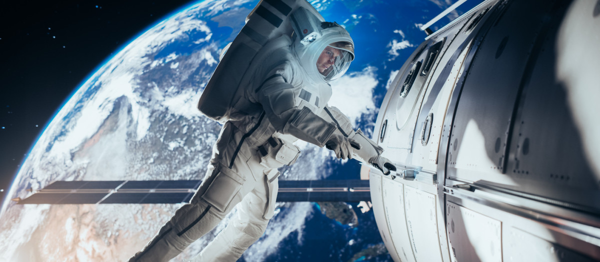 Montaje de un astronauta durante una caminata espacial
