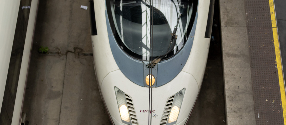 Un tren Ave en las vías espera para salir en la estación de Atocha