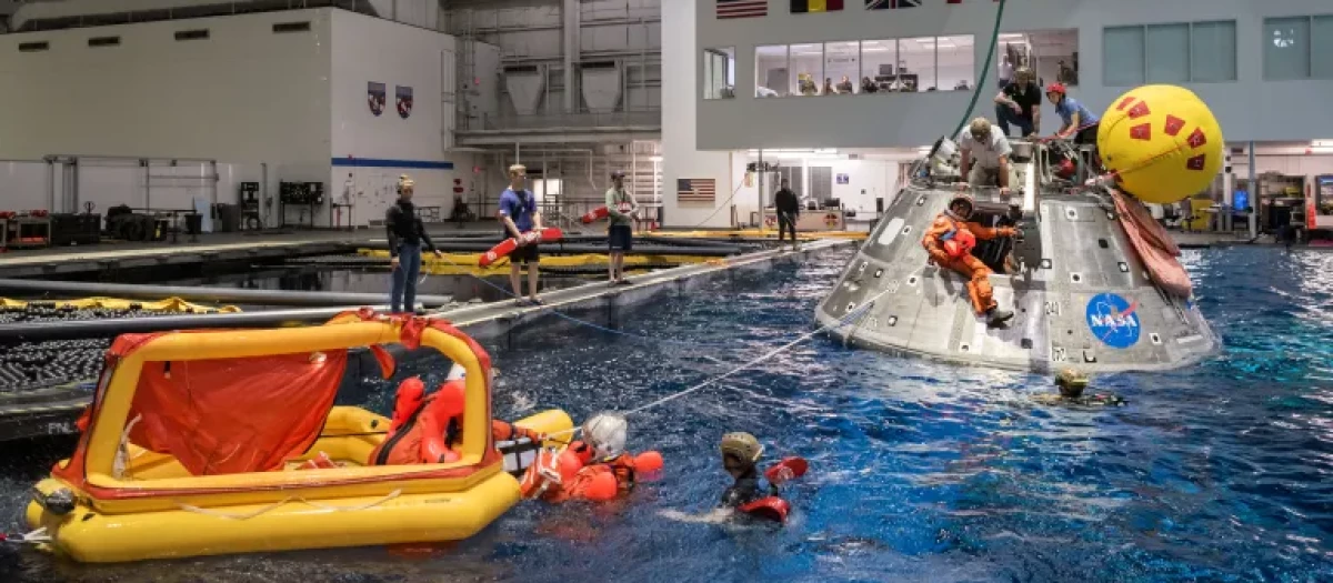 Los astronautas de Artemis II durante el entrenamiento de recuperación y supervivencia en el agua en el Laboratorio de Flotabilidad Neutral de la NASA