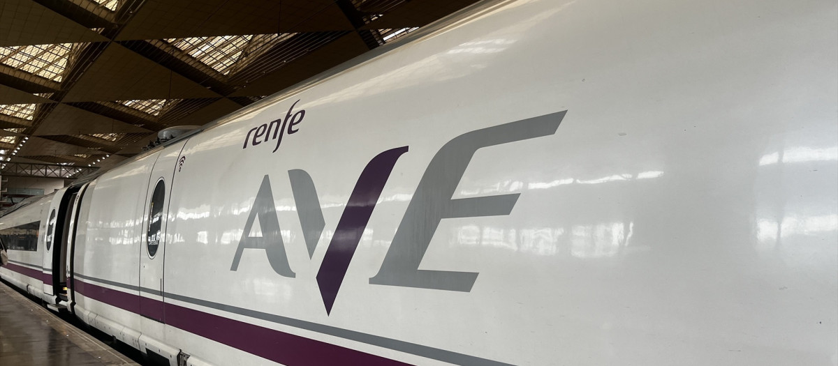 Un tren AVE parado en la estación de Delicias de Zaragoza