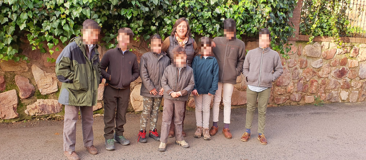 La presidenta del Real Club de Monteros y de la Oficina Nacional de la Caza, Carmen Basarán, comparte un día de caza con sobrinos